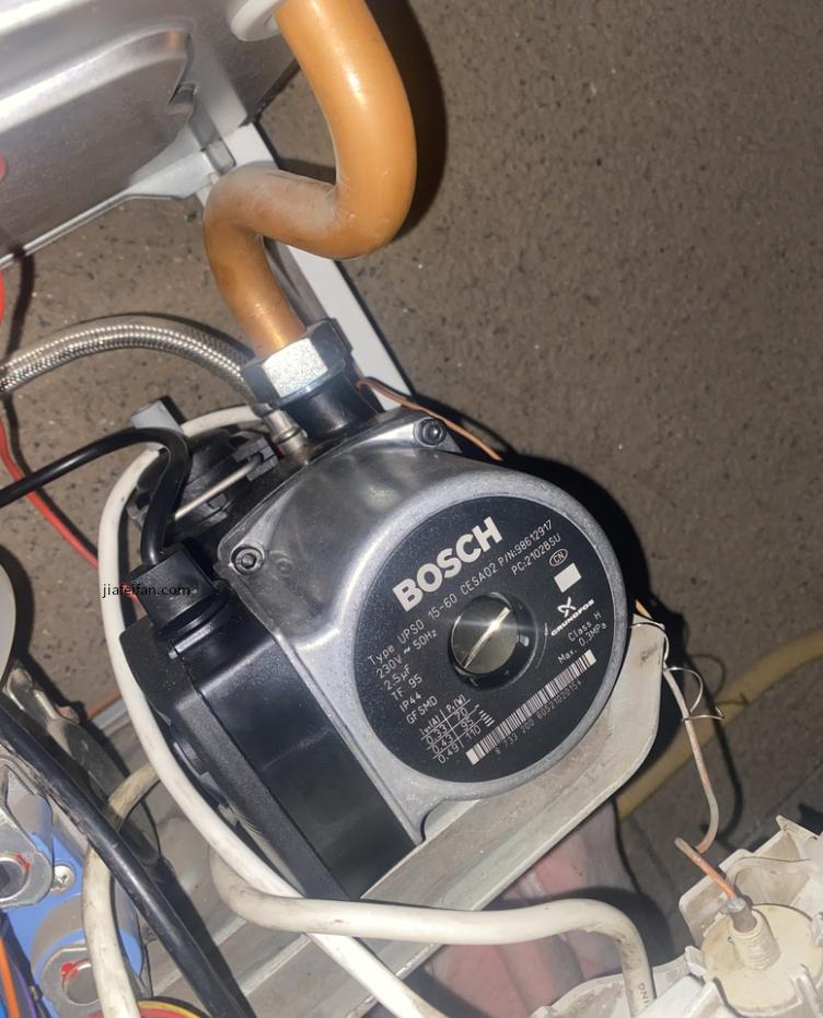 BOSCH博世地暖锅炉维修 本次是水泵故障