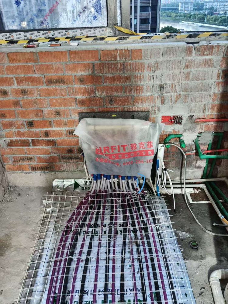 苏州市高新区天之运小区地暖安装铺设AIRFIT雅克菲分集水器地暖管道